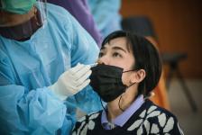 อบจ.ตาก ตรวจคัดกรองด้วยชุดตรวจ Atigen Test Kid (ATK) ให้แก่บุคลากรในสังกัด ตามนโยบาย นายก อบจ.ตาก เพื่อป้องกันการแพร่ระบาดของโรค covid-19