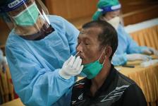 อบจ.ตาก ตรวจคัดกรองด้วยชุดตรวจ Atigen Test Kid (ATK) ให้แก่บุคลากรในสังกัด ตามนโยบาย นายก อบจ.ตาก เพื่อป้องกันการแพร่ระบาดของโรค covid-19