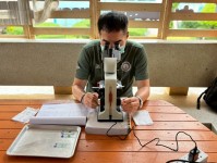 26-27 สิงหาคม 2568 นายอดิศร เทียนพานิช ผอ.รพ.สต.บ้านสันป่าไร่ น.ส.วาสนา กึกก้องโลกา พยาบาลวิชาชีพปฏิบัติการและนางเสาร์แก้ว อ่วมพิทยา เจ้าพนักงานสาธารณสุข รพ.สต.บ้านสันป่าไร่ ตรวจอุจจาระเพื่อตรวจหาไข่พยาธิ ในเด็กนักเรียนในพื้นที่โครงการพระราชดำริ สมเด็จพระ