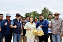 นายกจอย (นายก อบจ. ตาก) ลงพื้นที่ตรวจสอบ พร้อมนำรถเครื่องจักรกลเข้าช่วยเสริมคันดิน บรรเทาความเดือดร้อนของพี่น้องประชาชน ในพื้นที่ ต.วังหมัน และต.ยกกระบัตร อ.สามเงา