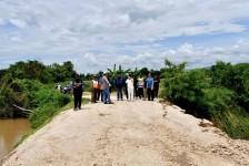 นายกจอย (นายก อบจ. ตาก) ลงพื้นที่ตรวจสอบ พร้อมนำรถเครื่องจักรกลเข้าช่วยเสริมคันดิน บรรเทาความเดือดร้อนของพี่น้องประชาชน ในพื้นที่ ต.วังหมัน และต.ยกกระบัตร อ.สามเงา