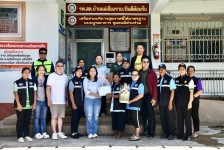 นากจอย (นายก อบจ.ตาก) ลงพื้นที่มอบชุดยาสามัญประจำบ้านให้กับประชาชนที่ได้รับผลกระทบน้ำท่วม ในพื้นที่บ้านแม่เชียงราย อ.สามเงา