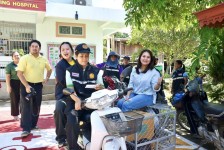 นากจอย (นายก อบจ.ตาก) ลงพื้นที่มอบชุดยาสามัญประจำบ้านให้กับประชาชนที่ได้รับผลกระทบน้ำท่วม ในพื้นที่บ้านแม่เชียงราย อ.สามเงา