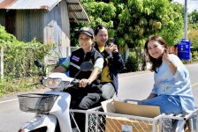 นากจอย (นายก อบจ.ตาก) ลงพื้นที่มอบชุดยาสามัญประจำบ้านให้กับประชาชนที่ได้รับผลกระทบน้ำท่วม ในพื้นที่บ้านแม่เชียงราย อ.สามเงา