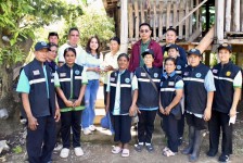 นากจอย (นายก อบจ.ตาก) ลงพื้นที่มอบชุดยาสามัญประจำบ้านให้กับประชาชนที่ได้รับผลกระทบน้ำท่วม ในพื้นที่บ้านแม่เชียงราย อ.สามเงา