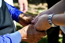 นากจอย (นายก อบจ.ตาก) ลงพื้นที่มอบชุดยาสามัญประจำบ้านให้กับประชาชนที่ได้รับผลกระทบน้ำท่วม ในพื้นที่บ้านแม่เชียงราย อ.สามเงา