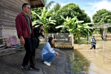 นากจอย (นายก อบจ.ตาก) ลงพื้นที่มอบชุดยาสามัญประจำบ้านให้กับประชาชนที่ได้รับผลกระทบน้ำท่วม ในพื้นที่บ้านแม่เชียงราย อ.สามเงา