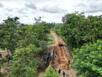 นายกจอย (นายก อบจ.ตาก) สนับสนุนเครื่องจักรกลพร้อมน้ำมันเชื้อเพลิง 200,000 บาท ปรับปรุงถนนการเกษตรในพื้นที่ ต.รวมไทยพัฒนา อ.พบพระ 