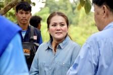 นายกจอย (นายก อบจ.ตาก) สนับสนุนเครื่องจักรกลพร้อมน้ำมันเชื้อเพลิง 200,000 บาท ปรับปรุงถนนการเกษตรในพื้นที่ ต.รวมไทยพัฒนา อ.พบพระ 