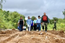 นายกจอย (นายก อบจ.ตาก) สนับสนุนเครื่องจักรกลพร้อมน้ำมันเชื้อเพลิง 200,000 บาท ปรับปรุงถนนการเกษตรในพื้นที่ ต.รวมไทยพัฒนา อ.พบพระ 