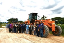 นายกจอย (นายก อบจ.ตาก) สนับสนุนเครื่องจักรกลพร้อมน้ำมันเชื้อเพลิง 50,000 บาท ซ่อมแซมถนนการเกษตรในพื้นที่ ต.แม่ตาว และแม่กุ อ.แม่สอด 