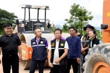 นายกจอย (นายก อบจ.ตาก) สนับสนุนเครื่องจักรกลพร้อมน้ำมันเชื้อเพลิง 50,000 บาท ซ่อมแซมถนนการเกษตรในพื้นที่ ต.แม่ตาว และแม่กุ อ.แม่สอด 