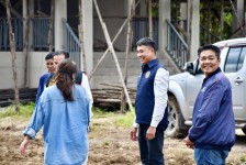 นายกจอย (นายก อบจ.ตาก) ตรวจความเรียบร้อยของเครื่องจักรกลในการขุดลอกคลองในพื้นที่ ต.แม่ตาว อ.แม่สอด งบประมาณ 50,000 บาท