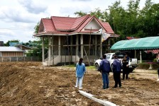 นายกจอย (นายก อบจ.ตาก) ตรวจความเรียบร้อยของเครื่องจักรกลในการขุดลอกคลองในพื้นที่ ต.แม่ตาว อ.แม่สอด งบประมาณ 50,000 บาท