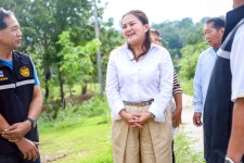 นายกจอย (นายก อบจ.ตาก) ลงพื้นที่ตรวจติดตามการทำงานของเครื่องจักร งานปรับปรุงภูมิทัศน์ บริเวณสุสาน บ้านดงยาง ม.1 ต.ทุ่งกระเชาะ อ.บ้านตาก 