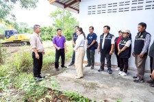 นายกจอย (นายก อบจ.ตาก) ลงพื้นที่ตรวจติดตามการทำงานของเครื่องจักร งานปรับปรุงภูมิทัศน์ บริเวณสุสาน บ้านดงยาง ม.1 ต.ทุ่งกระเชาะ อ.บ้านตาก 