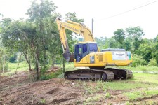 นายกจอย (นายก อบจ.ตาก) ลงพื้นที่ตรวจติดตามการทำงานของเครื่องจักร งานปรับปรุงภูมิทัศน์ บริเวณสุสาน บ้านดงยาง ม.1 ต.ทุ่งกระเชาะ อ.บ้านตาก 