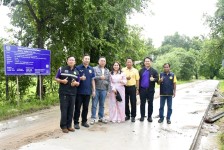 นายกจอย (นายกอบจ.ตาก) ตรวจติดตามโครงการปรับปรุงถนนโดยซ่อมแขมเป็นผิวทางคอนกรีตเสริมเหล็ก พื้นที่ ต.ตลุกกลางทุ่ง เชื่อม ต.น้ำรึม งบประมาณ 465,000 บาท