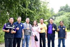 นายกจอย (นายกอบจ.ตาก) ตรวจติดตามโครงการปรับปรุงถนนโดยซ่อมแขมเป็นผิวทางคอนกรีตเสริมเหล็ก พื้นที่ ต.ตลุกกลางทุ่ง เชื่อม ต.น้ำรึม งบประมาณ 465,000 บาท