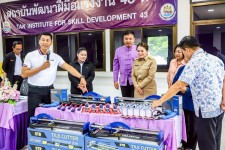 นายก อบจ.ตาก (นายกจอย) เป็นประธานในพิธีมอบเครื่องมือพื้นฐานชุดการฝึก (เครื่องมือทำมาหากิน) เพื่อการประกอบอาชีพ