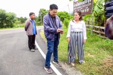นายกจอย (นายกอบจ.ตาก) ตรวจติดตามโครงการปรับปรุงถนนโดยซ่อมแซมเป็นผิวทางแอสฟัลท์ติกคอนกรีต (Overlay) พื้นที่ บ้านใหม่เด่นไม้ซุง ต.แม่สลิด อ.บ้านตาก เชื่อม บ้านเด่นกระถิน ต.วังจันทร์ อ.สามเงา งบประมาณ 1,248,000 บาท