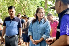 (นายกจอย) นายก อบจ.ตาก ลงพื้นที่ตรวจสอบจุดเกิดเหตุ และมอบขวัญกำลังใจ ให้แก่เจ้าหน้าที่ผู้ปฏิบัติงานและประชาชน