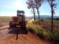 ให้การสนับสนุนเครื่องจักรกล ลงพื้นที่ดำเนินการปรับปรุงถนนลูกรังบดอัดแน่น