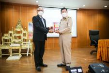 นายณัฐวุฒิ ทวีเกื้อกูลกิจ นายกองค์การบริหารส่วนจังหวัดตาก กล่าวต้อนรับ พร้อมมอบของที่ระลึก ให้กับคณะสำนักงาน ป.ป.ช. ประจำจังหวัดตาก ในการติดตามโครงการ STRONG-จิตพอเพียงต้านทุจริต จังหวัดตาก