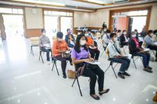 นายณัฐวุฒิ ทวีเกื้อกูลกิจ นายกองค์การบริหารส่วนจังหวัดตาก กล่าวต้อนรับ พร้อมมอบของที่ระลึก ให้กับคณะสำนักงาน ป.ป.ช. ประจำจังหวัดตาก ในการติดตามโครงการ STRONG-จิตพอเพียงต้านทุจริต จังหวัดตาก