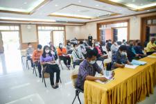 นายณัฐวุฒิ ทวีเกื้อกูลกิจ นายกองค์การบริหารส่วนจังหวัดตาก กล่าวต้อนรับ พร้อมมอบของที่ระลึก ให้กับคณะสำนักงาน ป.ป.ช. ประจำจังหวัดตาก ในการติดตามโครงการ STRONG-จิตพอเพียงต้านทุจริต จังหวัดตาก