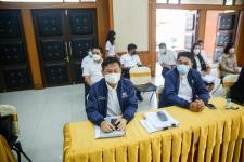 นายณัฐวุฒิ ทวีเกื้อกูลกิจ นายกองค์การบริหารส่วนจังหวัดตาก กล่าวต้อนรับ พร้อมมอบของที่ระลึก ให้กับคณะสำนักงาน ป.ป.ช. ประจำจังหวัดตาก ในการติดตามโครงการ STRONG-จิตพอเพียงต้านทุจริต จังหวัดตาก