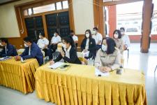 นายณัฐวุฒิ ทวีเกื้อกูลกิจ นายกองค์การบริหารส่วนจังหวัดตาก กล่าวต้อนรับ พร้อมมอบของที่ระลึก ให้กับคณะสำนักงาน ป.ป.ช. ประจำจังหวัดตาก ในการติดตามโครงการ STRONG-จิตพอเพียงต้านทุจริต จังหวัดตาก