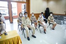 นายณัฐวุฒิ ทวีเกื้อกูลกิจ นายกองค์การบริหารส่วนจังหวัดตาก กล่าวต้อนรับ พร้อมมอบของที่ระลึก ให้กับคณะสำนักงาน ป.ป.ช. ประจำจังหวัดตาก ในการติดตามโครงการ STRONG-จิตพอเพียงต้านทุจริต จังหวัดตาก