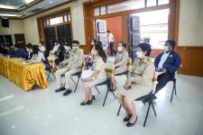 นายณัฐวุฒิ ทวีเกื้อกูลกิจ นายกองค์การบริหารส่วนจังหวัดตาก กล่าวต้อนรับ พร้อมมอบของที่ระลึก ให้กับคณะสำนักงาน ป.ป.ช. ประจำจังหวัดตาก ในการติดตามโครงการ STRONG-จิตพอเพียงต้านทุจริต จังหวัดตาก