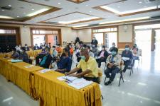 นายณัฐวุฒิ ทวีเกื้อกูลกิจ นายกองค์การบริหารส่วนจังหวัดตาก กล่าวต้อนรับ พร้อมมอบของที่ระลึก ให้กับคณะสำนักงาน ป.ป.ช. ประจำจังหวัดตาก ในการติดตามโครงการ STRONG-จิตพอเพียงต้านทุจริต จังหวัดตาก