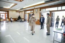 นายณัฐวุฒิ ทวีเกื้อกูลกิจ นายกองค์การบริหารส่วนจังหวัดตาก กล่าวต้อนรับ พร้อมมอบของที่ระลึก ให้กับคณะสำนักงาน ป.ป.ช. ประจำจังหวัดตาก ในการติดตามโครงการ STRONG-จิตพอเพียงต้านทุจริต จังหวัดตาก