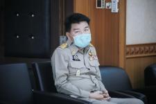 นายณัฐวุฒิ ทวีเกื้อกูลกิจ นายกองค์การบริหารส่วนจังหวัดตาก กล่าวต้อนรับ พร้อมมอบของที่ระลึก ให้กับคณะสำนักงาน ป.ป.ช. ประจำจังหวัดตาก ในการติดตามโครงการ STRONG-จิตพอเพียงต้านทุจริต จังหวัดตาก