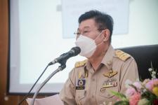 นายณัฐวุฒิ ทวีเกื้อกูลกิจ นายกองค์การบริหารส่วนจังหวัดตาก กล่าวต้อนรับ พร้อมมอบของที่ระลึก ให้กับคณะสำนักงาน ป.ป.ช. ประจำจังหวัดตาก ในการติดตามโครงการ STRONG-จิตพอเพียงต้านทุจริต จังหวัดตาก