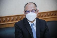 นายณัฐวุฒิ ทวีเกื้อกูลกิจ นายกองค์การบริหารส่วนจังหวัดตาก กล่าวต้อนรับ พร้อมมอบของที่ระลึก ให้กับคณะสำนักงาน ป.ป.ช. ประจำจังหวัดตาก ในการติดตามโครงการ STRONG-จิตพอเพียงต้านทุจริต จังหวัดตาก