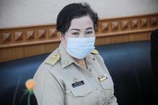 นายณัฐวุฒิ ทวีเกื้อกูลกิจ นายกองค์การบริหารส่วนจังหวัดตาก กล่าวต้อนรับ พร้อมมอบของที่ระลึก ให้กับคณะสำนักงาน ป.ป.ช. ประจำจังหวัดตาก ในการติดตามโครงการ STRONG-จิตพอเพียงต้านทุจริต จังหวัดตาก