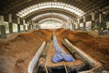 นายกองค์การบริหารส่วนจังหวัดตาก ได้มอบหมายให้ สำนักช่าง องค์การบริหารส่วนจังหวัดตาก นำเจ้าหน้าที่ ลงพื้นที่ร่วมดำเนินการ จัดเรียงหินกรวด ในบริเวณ ไม้กลายเป็นหิน ต้นที่ 1