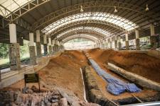 นายกองค์การบริหารส่วนจังหวัดตาก ได้มอบหมายให้ สำนักช่าง องค์การบริหารส่วนจังหวัดตาก นำเจ้าหน้าที่ ลงพื้นที่ร่วมดำเนินการ จัดเรียงหินกรวด ในบริเวณ ไม้กลายเป็นหิน ต้นที่ 1