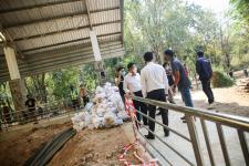 นายกองค์การบริหารส่วนจังหวัดตาก ได้มอบหมายให้ สำนักช่าง องค์การบริหารส่วนจังหวัดตาก นำเจ้าหน้าที่ ลงพื้นที่ร่วมดำเนินการ จัดเรียงหินกรวด ในบริเวณ ไม้กลายเป็นหิน ต้นที่ 1