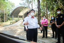 นายกองค์การบริหารส่วนจังหวัดตาก ได้มอบหมายให้ สำนักช่าง องค์การบริหารส่วนจังหวัดตาก นำเจ้าหน้าที่ ลงพื้นที่ร่วมดำเนินการ จัดเรียงหินกรวด ในบริเวณ ไม้กลายเป็นหิน ต้นที่ 1