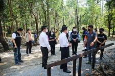 นายกองค์การบริหารส่วนจังหวัดตาก ได้มอบหมายให้ สำนักช่าง องค์การบริหารส่วนจังหวัดตาก นำเจ้าหน้าที่ ลงพื้นที่ร่วมดำเนินการ จัดเรียงหินกรวด ในบริเวณ ไม้กลายเป็นหิน ต้นที่ 1