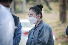 นายกองค์การบริหารส่วนจังหวัดตาก ได้มอบหมายให้ สำนักช่าง องค์การบริหารส่วนจังหวัดตาก นำเจ้าหน้าที่ ลงพื้นที่ร่วมดำเนินการ จัดเรียงหินกรวด ในบริเวณ ไม้กลายเป็นหิน ต้นที่ 1