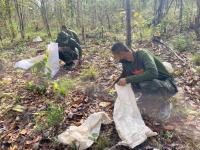 นายณัฐวุฒิ ทวีเกื้อกูลกิจ นายกองค์การบริหารส่วนจังหวัดตาก ในฐานะผู้อำนวยการอุทยานธรณีไม้กลายเป็นหินตากพร้อมด้วย ว่าที่ ดร.ฑีฆะพล ทวีเกื้อกูลกิจ รองนายกองค์การบริหารส่วนจังหวัดตาก นำเจ้าหน้าที่ ร่วมดำเนินการ จัดเรียงหินกรวด ในบริเวณ ไม้กลายเป็นหิน ต้นที่ 1