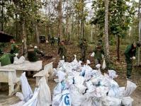 นายณัฐวุฒิ ทวีเกื้อกูลกิจ นายกองค์การบริหารส่วนจังหวัดตาก ในฐานะผู้อำนวยการอุทยานธรณีไม้กลายเป็นหินตากพร้อมด้วย ว่าที่ ดร.ฑีฆะพล ทวีเกื้อกูลกิจ รองนายกองค์การบริหารส่วนจังหวัดตาก นำเจ้าหน้าที่ ร่วมดำเนินการ จัดเรียงหินกรวด ในบริเวณ ไม้กลายเป็นหิน ต้นที่ 1