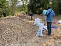 นายณัฐวุฒิ ทวีเกื้อกูลกิจ นายกองค์การบริหารส่วนจังหวัดตาก ในฐานะผู้อำนวยการอุทยานธรณีไม้กลายเป็นหินตากพร้อมด้วย ว่าที่ ดร.ฑีฆะพล ทวีเกื้อกูลกิจ รองนายกองค์การบริหารส่วนจังหวัดตาก นำเจ้าหน้าที่ ร่วมดำเนินการ จัดเรียงหินกรวด ในบริเวณ ไม้กลายเป็นหิน ต้นที่ 1