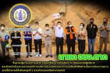 นายกองค์การบริหารส่วนจังหวัดตาก ในฐานะผู้อำนวยการอุทยานธรณีไม้กลายเป็นหินตาก พร้อมด้วยผู้บริหาร และหัวหน้าส่วนการงานองค์การบริหารส่วนจังหวัดตาก ร่วมเป็นสักขีพยานในการวัดความยาวของไม้กลายเป็นหินหลุมที่ 1